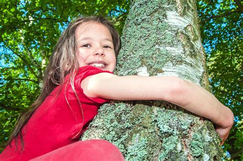 Go Climb a Tree! 13 Reasons Parents Should Encourage Kids to Climb Trees | Kids | 30Seconds Dad