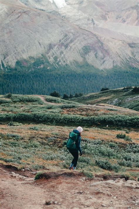 Person on Cliff · Free Stock Photo