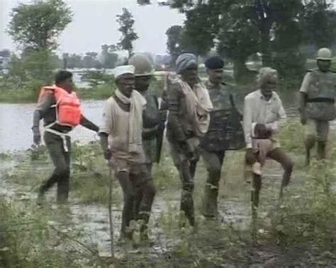 Harda jal satyagraha: Cops pull out protesters from water