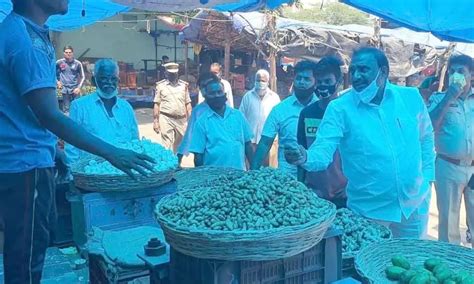 Hyderabad: MLA Arekapudi Gandhi inspects veggies market in Serlingampally