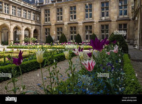 The Beautiful gardens of Musee Carnavalet, the museum of the history of ...