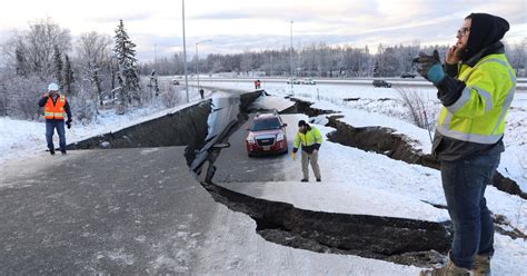 Surveying store damage - Alaska earthquake and aftershocks - Pictures ...