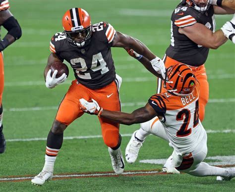 Watch Nick Chubb give the Browns a 10-7 lead vs. Washington with a 16 ...