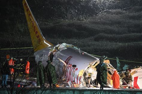 Three Dead After Boeing 737-800 Splits Open on Landing in Turkey | Crain's Chicago Business