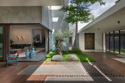 Courtyard Villa / MORIQ | Modern courtyard, Courtyard design, Front ...