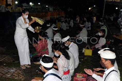 PERSEMBAHYANGAN HARI SUCI SIWARATRI DI BALI | ANTARA Foto