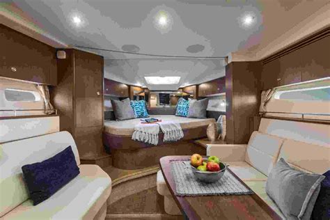 Sea Ray Sundancer 320 Interior