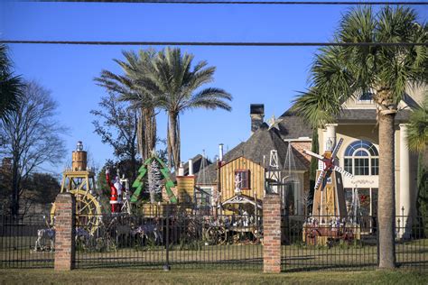 These Baton Rouge neighborhoods are all decked out for the holidays