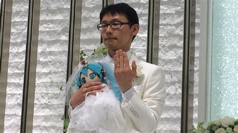 Japanese man marries anime hologram of Hatsune Miku | TechSpot