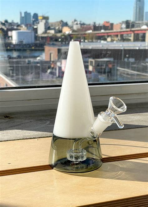 CONE BONG | SHOP NOWThis elegant cone shaped bubbler, stands at 7” tall ...