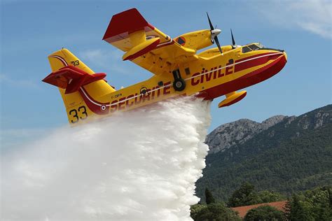 Le Canadair CL-415 est un avion bombardier d'eau amphibie fabriqué par Bombardier Aéronautique ...