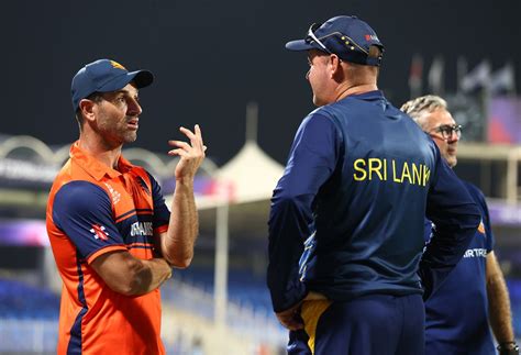 Ryan ten Doeschate talks to Mickey Arthur after the game | ESPNcricinfo.com