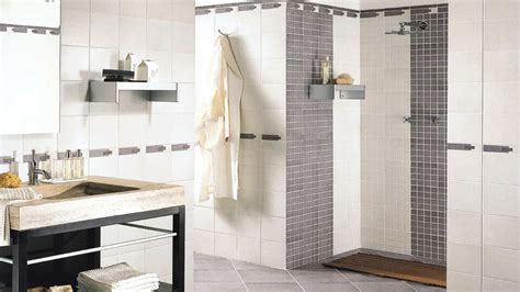 Comment poser un carrelage au mur d’une salle de bains ? | Weber
