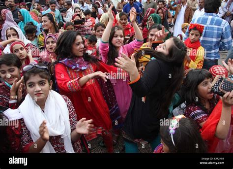 Karachi, Pakistan. 3rd December, 2017. Sindhi people are enjoying and jubilant during Sindhi ...