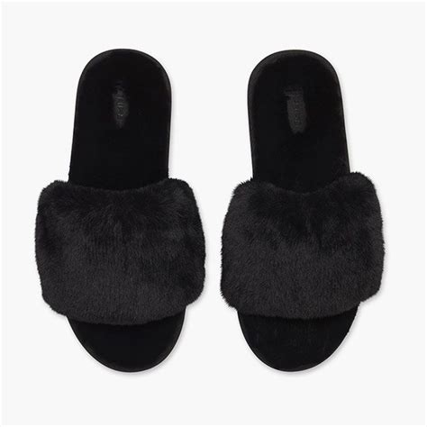 Kim Kardashian's fluffy SKIMS slippers are perfect for your lockdown ...