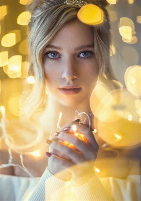 Christmas Lights Photoshoot Model #christmaspictures #winterpictures # ...