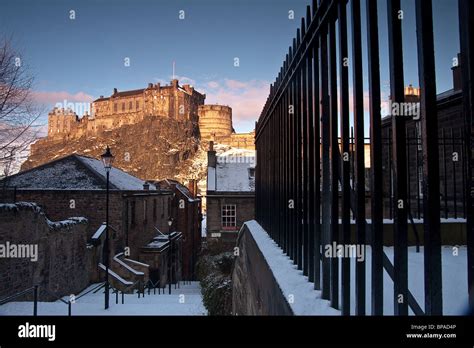 Edinburgh castle snow hi-res stock photography and images - Alamy