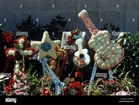 Elvis presley funeral hi-res stock photography and images - Alamy