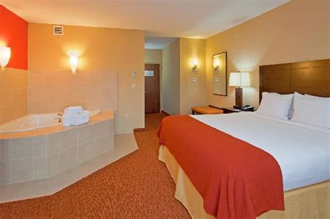 HOLIDAY INN EXPRESS & SUITES CHATTANOOGA DOWNTOWN $95 ($̶1̶3̶4̶) - Updated 2018 Prices & Hotel ...