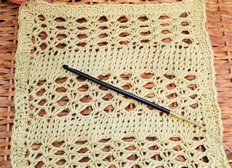 How to Start a Crochet Chain: A Beginner's Guide to a Fundamental Stit – lanternmoon.com