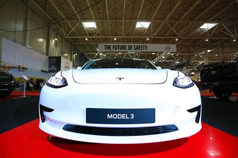 Tesla Model 3 im Weiß, Nahaufnahme von vorne - Creative Commons Bilder