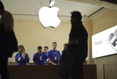 Apple Store in Grand Central New York City Editorial Photography - Image of checking, tablet ...