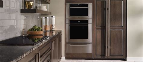 Wolf 30" M Series Transitional Drop-Down Door Microwave Oven (MDD30TM/S/TH)