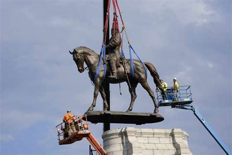 Statue Of Confederate General Robert E. Lee Officially Removed In ...