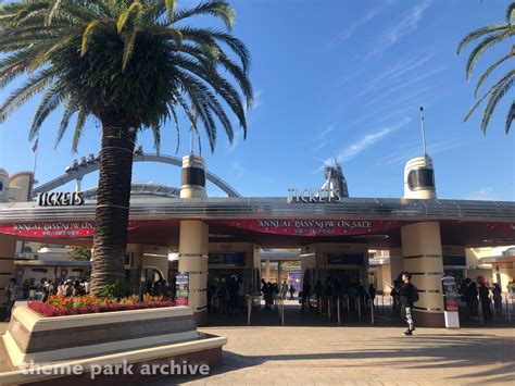 Entrance at Universal Studios Japan | Theme Park Archive