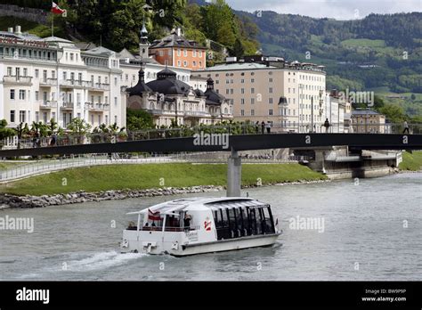 Salzach Cruise Boat, Makartsteg Bridge, Salzach River, Salzburg, Austria Stock Photo - Alamy