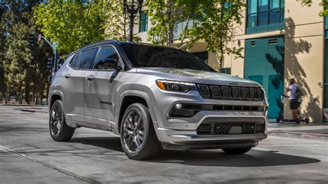 2022 Jeep Compass Latitude: Features, Tires, and Options - Kelley Blue Book