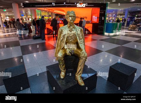 Goldene Statue in Franz Josef Strauß Flughafen München Stockfotografie - Alamy