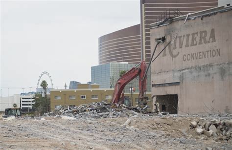 Demolition proceeds at Riviera — PHOTOS – Las Vegas Review-Journal