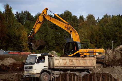 Excavator: Loading soil with hydraulic excavator | Hydraulic excavator, Excavator, Bara