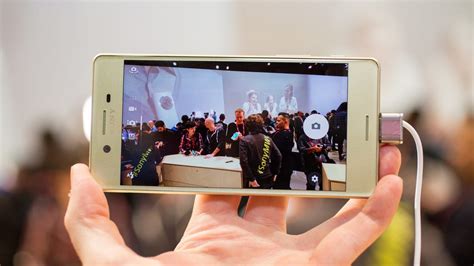 Bezel-free displays and pixel-packed cameras in Sony's Xperia X and XA ...