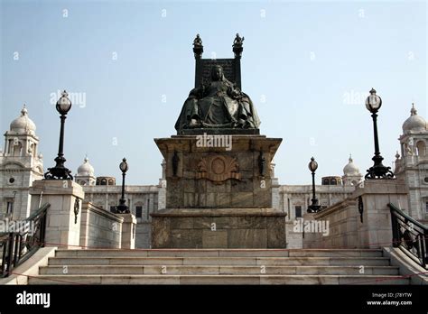 Statue of Queen Victoria outside the Victoria Memorial, Kolkata ...