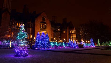 Deck the Hall: Christmas Lights at Stan Hywet in Akron, Ohio, USA | Footsteps of a Dreamer