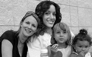 How precious is this photo of Jennifer with Laurel and her girls ️ | Jennifer beals, Jennifer ...