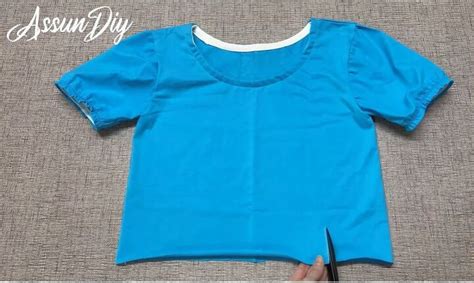 How to Cut a T-shirt into a Cute Crop Top | Upstyle