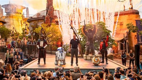 Star Wars: Galaxy’s Edge Has an Out of This World Dedication Ceremony ...