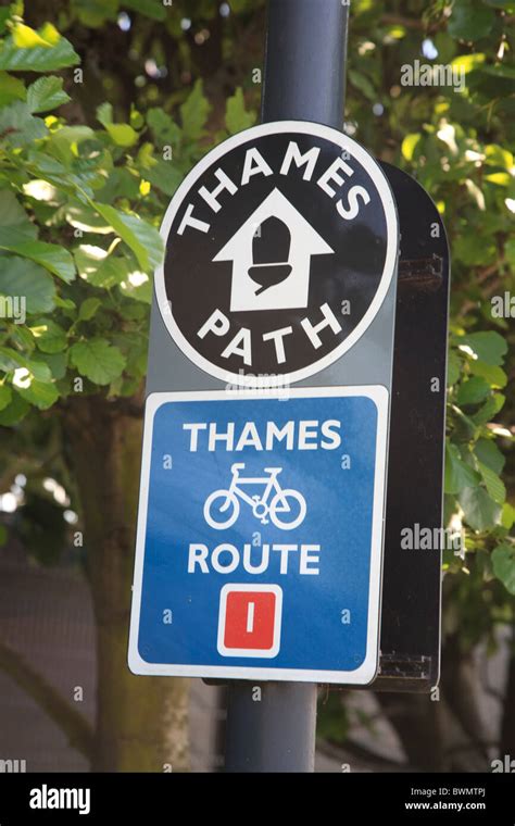 Thames path sign Stock Photo - Alamy