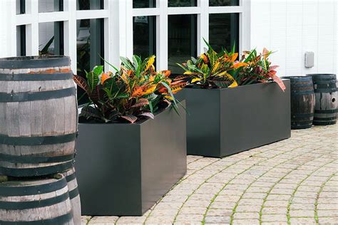 Ways Large Outdoor Planters Can Enrich Your Structure’s Entrance | Large outdoor planters ...