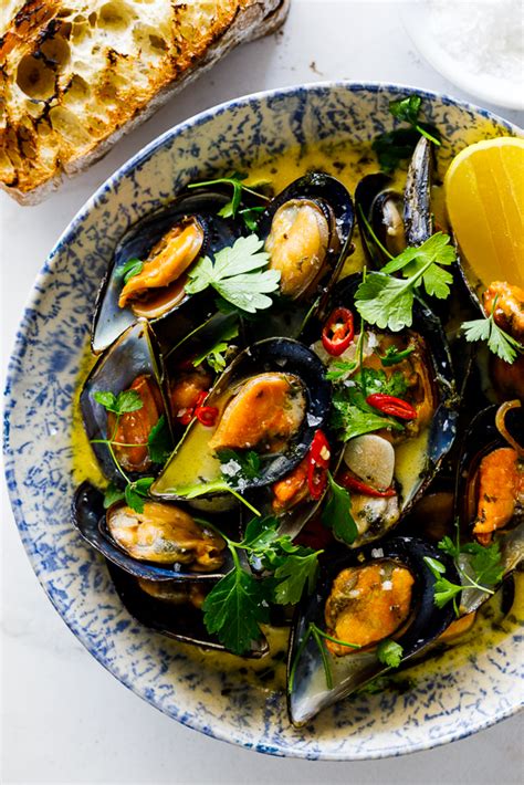 Quick and easy white wine garlic mussels - Simply Delicious