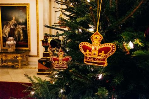 Christmas decorations preparations at Buckingham Palace | Classy and fabulous way of living