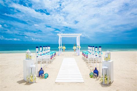 Beach Weddings: Inspiration, Venues & Expert Tips | SANDALS