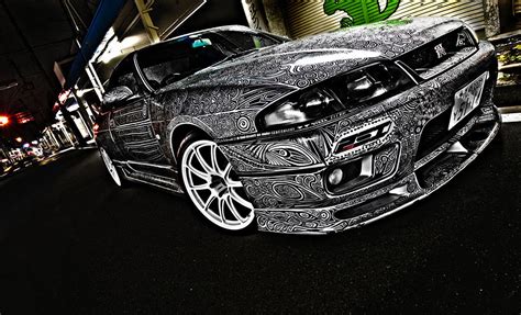 Guy Lets His Artist Wife Doodle With Sharpie Pen On His Nissan Skyline ...