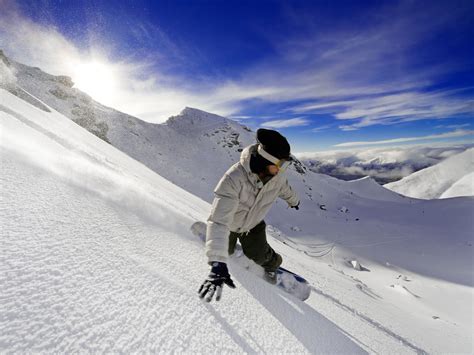 Exciting Snow Skiing 1600 x 1200 Wallpaper