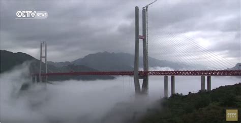 Video shows construction of world’s highest bridge in China