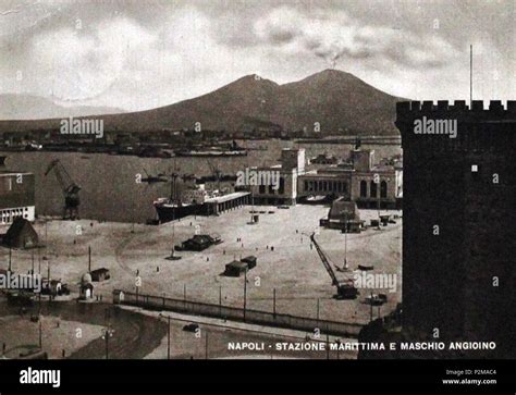 . Italiano: 'Napoli - Stazione Marittima e Maschio Angioino'. Cartolina. Autore sconosciuto ...