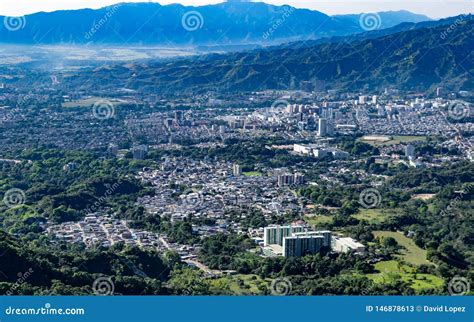 Alta Visión Desde Las Montañas De La Ciudad De Ibague C Imagen de archivo - Imagen de nube ...